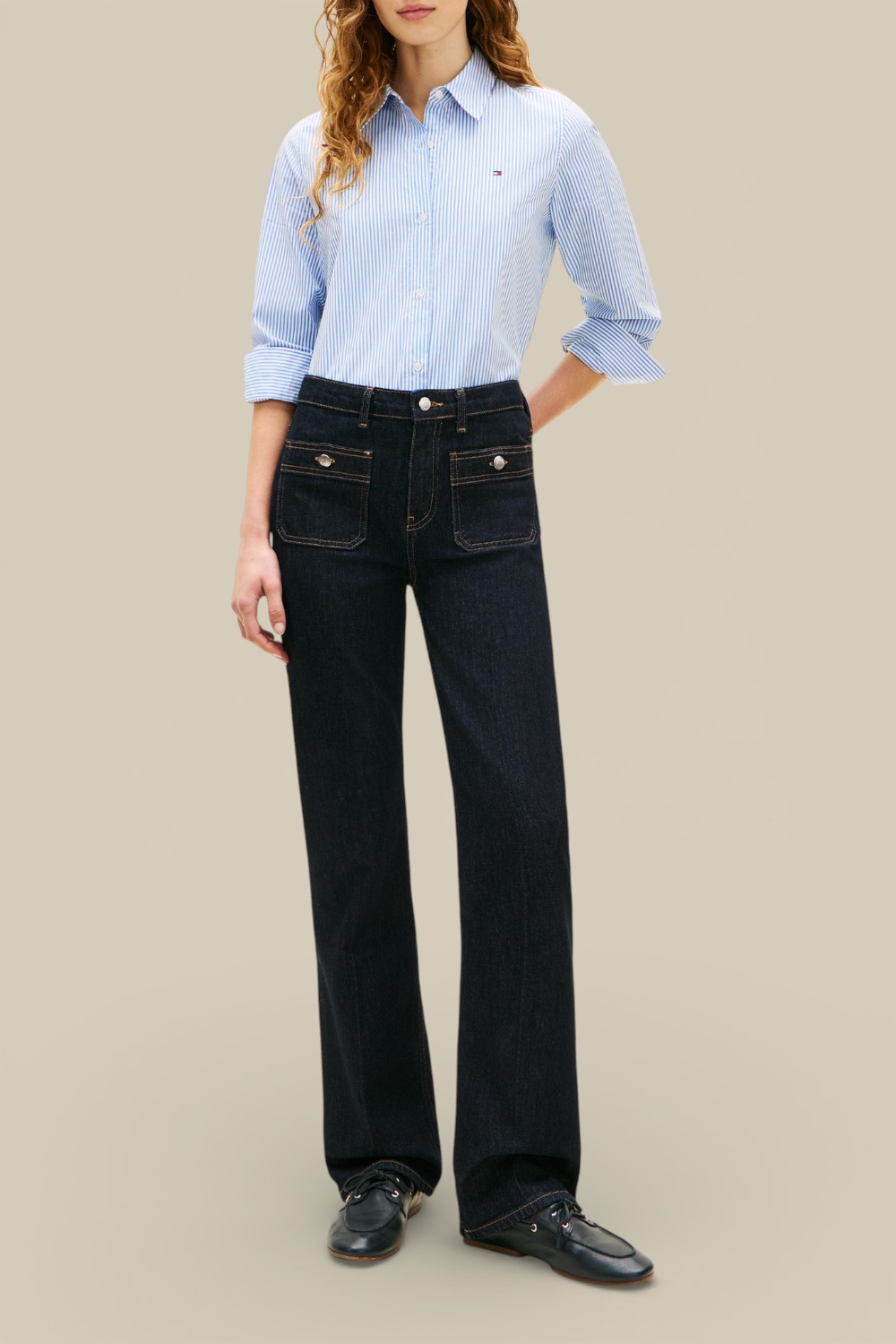 תמונת כל הלוק של חולצת כפתורים